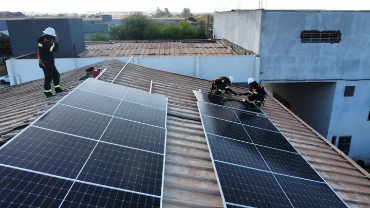 Sistema fotovoltaico comercial instalado em Brasília
